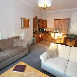  Apartment Character With Views Over Centre & The Historic Rows